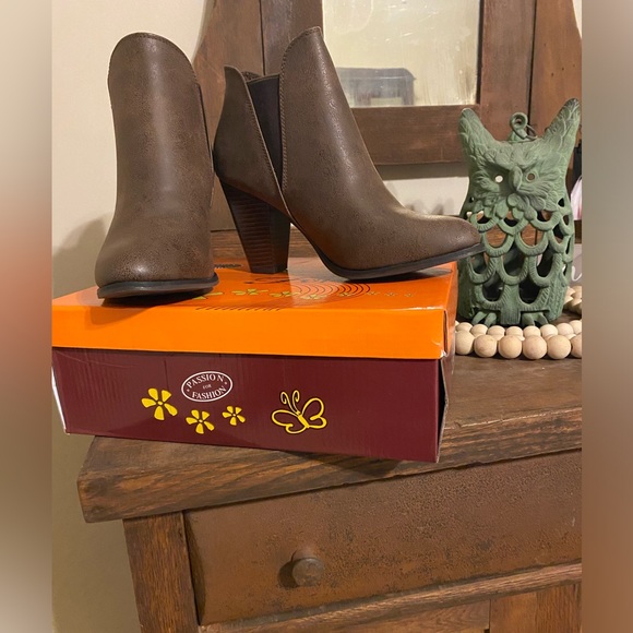 Forever High Heel Ankle Boots Brown, Size 9, new with box - Picture 3 of 12